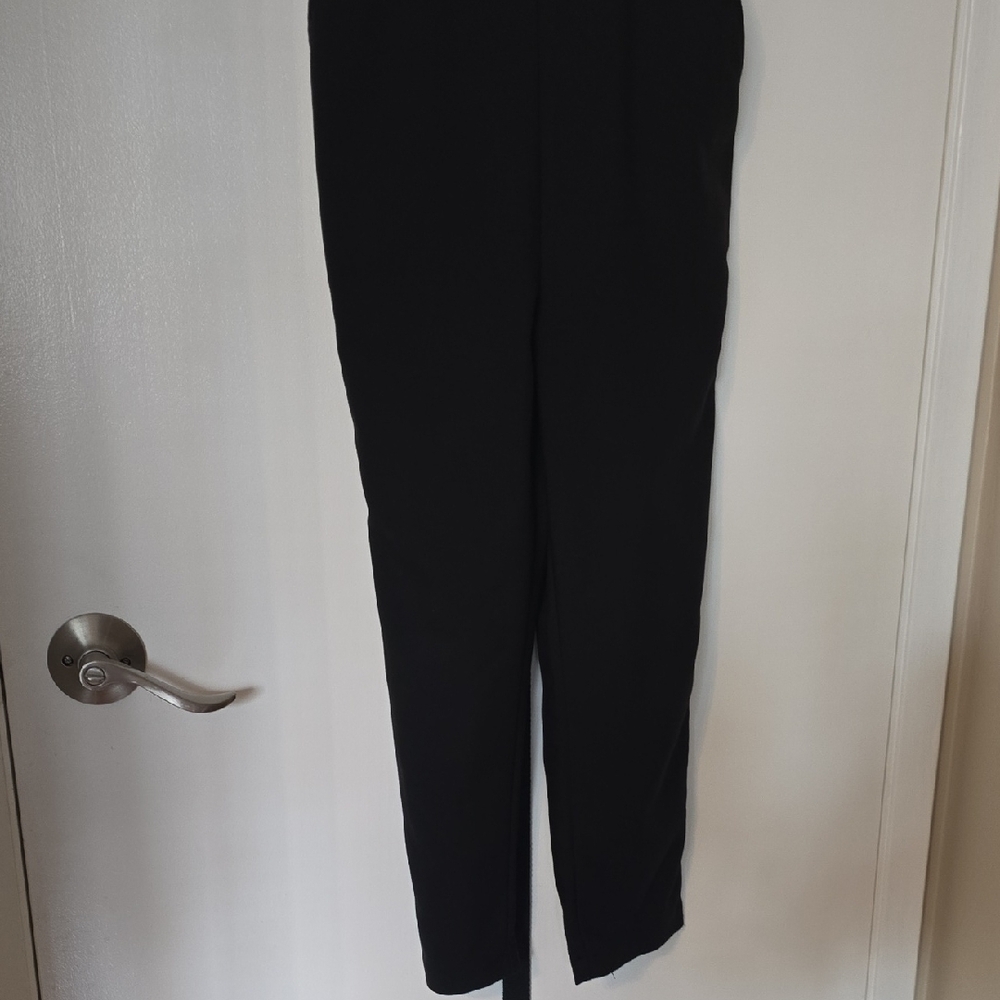 Elegant Black Jumpsuit with Gold Accent - Picture 3 of 6